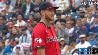 大谷翔平の打席で敵軍投手が“半笑い”「マジか」「ここで？」“まさかの展開”に大谷も困惑… 早すぎる申告敬遠に大ブーイングの嵐