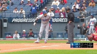 「ねぇ聞いてよ」大谷翔平が自打球で悶絶も…審判が寄り添う“ほっこり一幕”が話題「やさしい」「いいね」