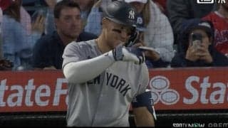 勝負しろよ…？ ジャッジ、敵軍監督に一瞬見せた“まさかの行動”「すげえ圧」「カッコ良すぎ」 打席に立つ前に“無言の抗議”… ファン騒然