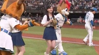 アイドル3人の投球に北海道がメロメロ　スカートゆるふわピッチで“大暴投”