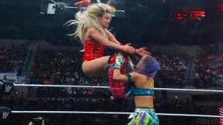 「美人が台無し」「これはやばい」美女レスラー、衝撃の“変顔” 勝利を確信も…まさかの結末に感情ダダ漏れ