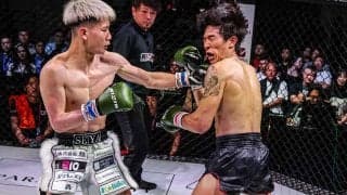 【RIZIN】“日韓対抗戦”の第1試合で、韓国キック界のプリンスの脚が“赤紫色”に……ローで攻めた井上聖矢がデビュー戦初白星！