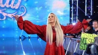 最強カリスマ“美魔女”レスラーがビーチで圧倒的な「美ボディ」披露！ レトロなビキニ姿に「芸術的だ」ファン熱狂