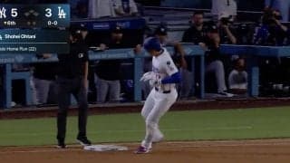 一体、何が起きた…？ 大谷翔平に“まさかのハプニング”「どうした」「危ねっ！」 豪快アーチ→突然“急停止”して戻る… ファン騒然