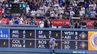 ジャッジ唖然！大谷翔平、22号弾が頭上を通過…“ムーンショット弾”に決死のジャンプ「ジャッジ越え弾」の光景話題に