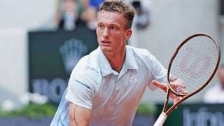  完敗で相手コーチに慰められる 