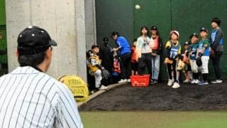 元阪神・桧山さん、能見さんが小学生らに野球教室