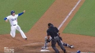 どうなってんの…？ フリーマン、想定外の本塁突入で“まさかの光景”「乱闘かな？w」「角度ヤバい」スライディングの角度がスゴいことになる