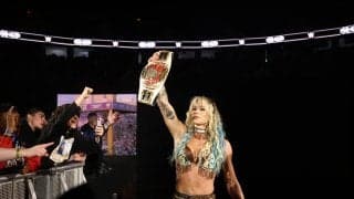 どうなってるの？ “元体操”女子レスラーの斬新すぎる「180度開脚落とし」に観客騒然…アクロバティック技の応酬で“神試合”に