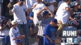 さすがの千両役者！ジャッジ、20号HRに思わず“ほっこり”の珍シーン 大谷翔平ファンがボールゲットで『やったぜ！』顔に