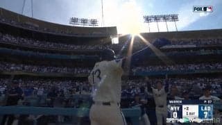 ひまわりシャワーは任せろ！大谷翔平、マンシーの通算200号達成を駆け寄って祝福 監督からの背中“バシン”で即座退散も