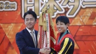 【日本ダービー】小泉進次郎農水大臣が表彰式に登場…スタンドから「コメー！」の声援