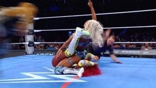 何が起こった？ “120キロ超”巨漢女子が画面の外から猛烈タックルで大惨事…「交通事故だ」危険すぎる爆速突っ込みに観客騒然