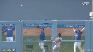 ドジャース戦で“珍光景” エドマン同点弾→打球がブルペンへ…まさかの「捕球失敗」に思わず頭抱える「コーチ取れてなくて草」中継で話題