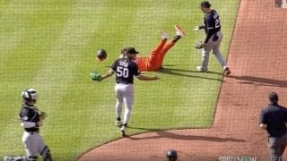 あわや乱闘勃発！ 戻ってタックル？“謎すぎる危険走塁”「そりゃキレる」「当たり屋かな」両軍ベンチ総動員で一触即発の事態に