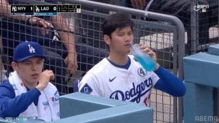 「なんか飲んでる」大谷翔平＆佐々木朗希がフリーマンの打席中に…希少2Sにファン釘付けも“真顔” まさかの無関心シーンが話題に