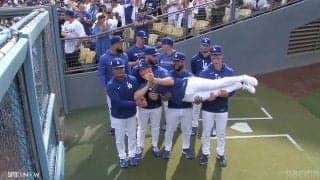 誰が“生け捕り”に！？ド軍ブルペンの笑撃パフォーマンスが話題沸騰「なにやってんの」「また遊んでるし」ファンほっこり