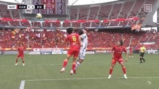 一体何が起きた？危険過ぎる強烈ヘッドバット衝突にスタジアム騒然「大丈夫か？」空中戦での頭部相打ちでダブルノックアウトの事態に