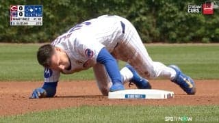 球場騒然！鈴木誠也の打席でアクシデント…カブス同僚の顔面にヘルメット直撃　塁上で動けなくなり“苦悶”