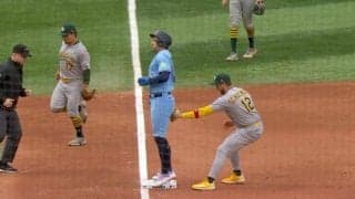 何してんだよ！走者が“ありえない走塁死”… まさかの珍事「マジかw」「これは酷い」野手が背後から忍び寄って“ハプニング発生”