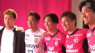 「清水エスパルス香川真司爆誕！？」「似合いすぎ」香川＆乾のユニ交換が話題沸騰「ゴージャスが過ぎる」柿谷、毎熊ら豪華“戦友”集合写真でファン歓喜
