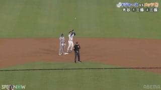 あぶない！ ドジャース戦で珍事発生…とんでもない大暴投→審判の“ファインプレー”で全員苦笑いの一部始終「ナイス塁審ｗ」