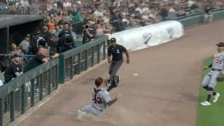 球場騒然！ 信じられない“超ミラクルプレー”でまさかの珍光景「ヤバすぎるw」 本人がドン引き… キャッチャー捕球失敗→サードが“神キャッチ”してしまう