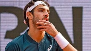  線審にボール蹴り当てるも失格ならず 