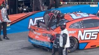 何やってるんだ！？米レースで珍事…ピットクルーがシボレーに「ニードロップ」 マシン後部に乗っかる「箱車ならでは」の荒療治が話題沸騰！