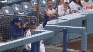 朗希は俺が守る！ド軍コーチの神業“素手キャッチ”に観客「ワーオ！」まさかの強襲に日本のファンも「ありがとうやで！」