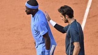 「苛立ちからテニスボールを蹴り」審判直撃も“注意のみ”　対戦相手が「滑稽だ」…全仏OPで「明らかに一貫性がない」