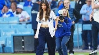 ド軍戦に降臨した“世界No.1美女”　へそ見せ女優の投球に悶絶…ナインも笑顔