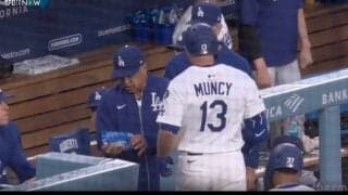 ベンチに“異変”…いつもと違う？ ド軍大砲にハプニングで“まさかの展開”　豪快アーチ直後に起きた“珍光景”