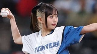“へそチラ美女”が「可愛すぎる」　大暴投に赤面も…足長豪快フォームで魅了「ビジュ神」