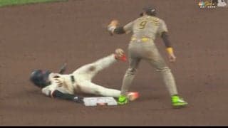 体はどうなってる！？ “韓国のイチロー”が神盗塁「忍者どころじゃない」完全アウトのタイミングなのに… イ・ジョンフの体勢がスゴいことになる