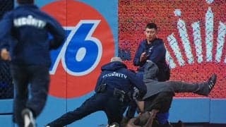 大谷出場試合で珍事　ファンが乱入→シャツ脱ぎ激走のハプニング…試合3分中断、球場騒然