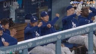 「カーショーなにしてんw」大谷翔平、痛烈ヒットで“異様な光景”「かわいw」「ワロタ」ド軍ベンチでの一幕が話題