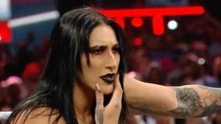 「ニッコニコだ」“最恐”女子レスラーが世界的アーティストの“棺桶パフォ”披露でファン歓喜…ギャップ全開の超笑顔に「このコラボはアツい」