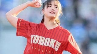 話題の“人気美女”が「可愛すぎる」　ゆるふわノーバウンド投球にファン歓喜「最高ですか！」