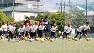 カマタマーレ讃岐の選手ら、高松の小学校でサッカー教室