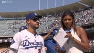 ド軍名物レポーター、ワトソンさんの笑顔も弾けた！“伏兵ヒーロー”直撃で真顔→ニッコリ「今日もかわええ」「良い焼け方」ファン熱視線