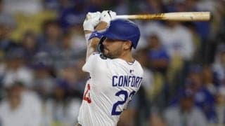 “批判”浴び続けたド軍32歳に「おまえはエグい」窮地で放った一打に大谷翔平らチームメイトが贈った賛辞