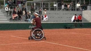 観客うっとり＆拍手の“絶品芸”小田凱人が決めたバックハンドボレーがフィニッシュまで華麗／テニス・全仏オープン