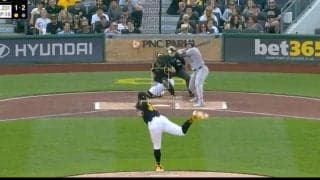 どこ振ってんだよ！ 怪物右腕、とんでもなく浮きあがる“ライジングボール”「顔の位置やん」スキーンズ、内角高め“剛速球”の釣り球→マン振り奪三振