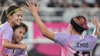 ｢サッカー界のレディー・ガガ｣なでしこウインガー、“へそピ揺れる”爆イケビジュ公開！ピンク＆ブルーのド派手ヘアへのイメチェンに｢超かわいい｣の声