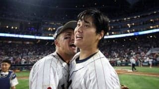 大谷翔平、ヌートバーと再会→談笑→ハグ　WBC世界一戦士が笑顔…“韓国代表”エドマンも加わる