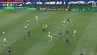 「どうなってんだよ！」日本代表戦で謎判定！？「今のは珍プレーすぎ」鎌田のパス直撃の審判が“ドロップボール”を相手側へ「日本のボールじゃないの？」「謎すぎる」