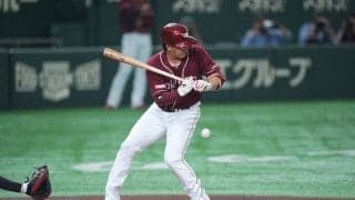 楽天・浅村栄斗が左膝に死球　149キロに悶絶…しばらく動けず騒然、プレー続行に歓声