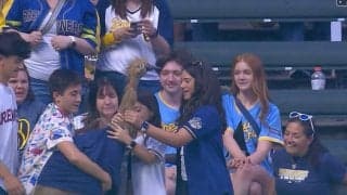 「ヤバいの映ってる」女性ファンが観客席に持ち込んだ“謎のアイテム”が話題に「なんで？w」「いくらなんでもデカすぎ」