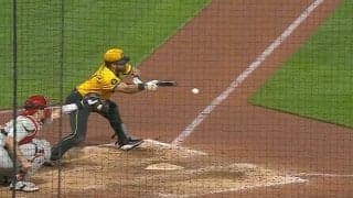 どうなってんだよ！ 信じられない絶妙バントで“まさかの展開”「漫画やんw」 相手バッテリー“ドン引き”…ライン上をギリギリ転がす“神業”が話題に